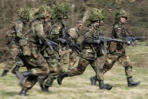 Derzeit gebe es „zu viele Offiziere und zu wenige Soldaten, die Aufträge ausführen könnten“, lautet eine interne Kritik der Trup
