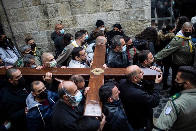 Pilger tragen in diesem Archivbild auf der Via Dolorosa das Kreuz – an Karfreitag 2024 gibt es wegen des Kriegs kaum Touristen,
