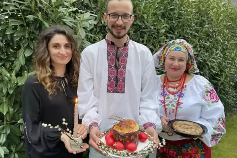 Für ihren Besuch bei Bruder Grygorii Guk, hier mit Kollegin Mariana Kobiuk, hat Olena Naumenko (rechts) typische orthodoxe Oster