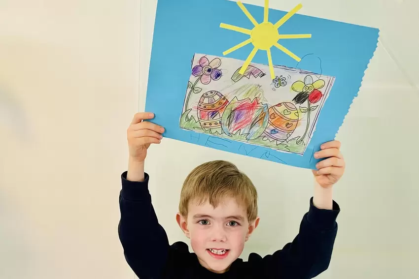 Henri Baumbauer, Albisheim, 4 Jahre alt, präsentiert sein Bild mit Sonnenschein.