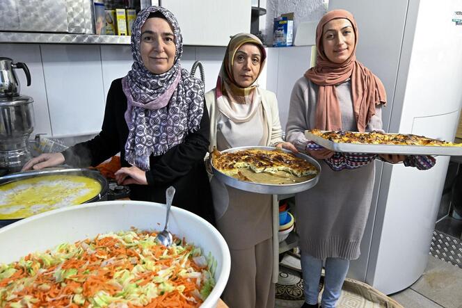 Es ist angerichtet: Nazam As (von links), Huriye Yilmaz und Birgül Dogan servieren Reis, Börek mit Schafskäse, Salat und Kartoff