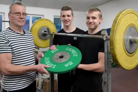 Der Trainer war selbst ein Star: Zoltan Balazsfi mit den Brüdern Daniel (links) und Vadim Gormakow.