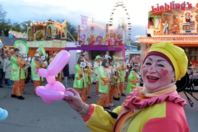 Begrüßt mit kunstvollen Ballons auf der Frühjahrsmesse: Clown Klinkinchen.