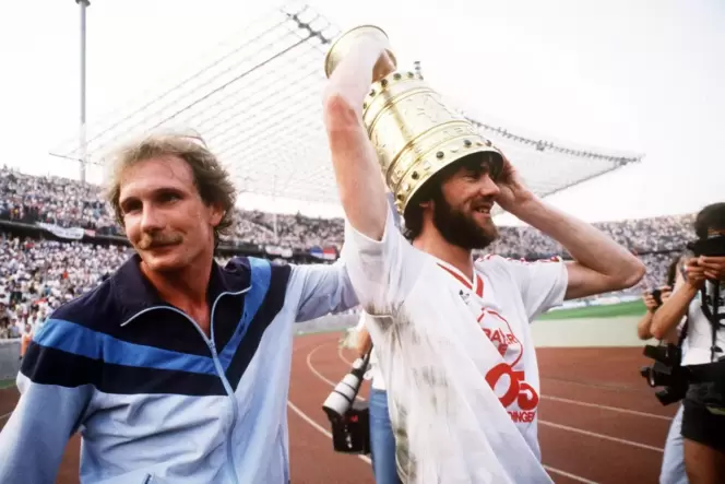 Triumph mit Pokalkrone: Friedhelm Funkel 1985 in Berlin. Neben ihm: Siegtorschütze Wolfgang Schäfer (links).