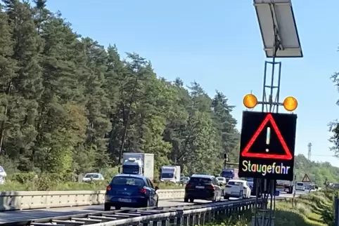 Wie immer mit Staus im Berufsverkehr verbunden: Baustelle auf der A 65 bei Wörth im September 2023.