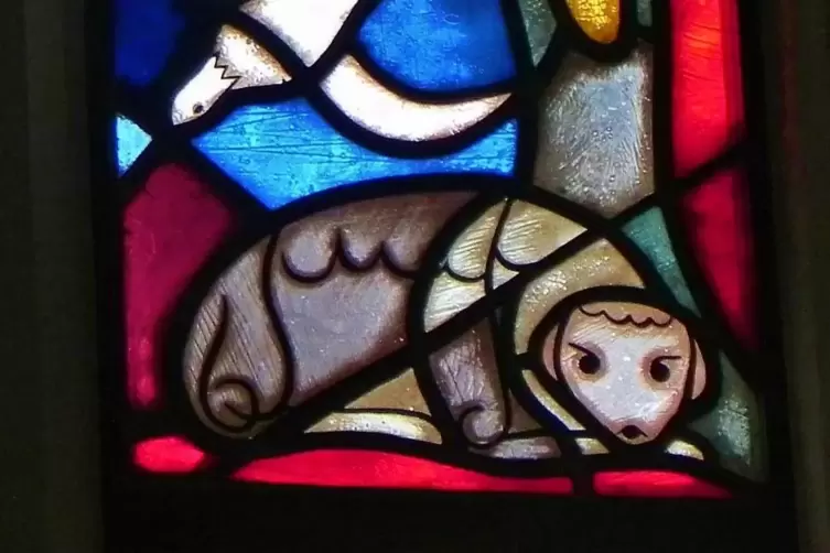 Im Christentum ist das Lamm &ndash; hier in einem Kirchenfenster&ndash; Symbol f&uuml;r Jesus, der sich f&uuml;r die Menschen geopfert hat. 