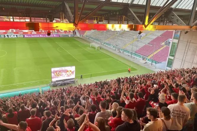 Auch beim Relegations-Rückspiel des FCK in Dresden, als die Roten Teufel die Rückkehr in die Zweite Bundesliga perfekt machten,