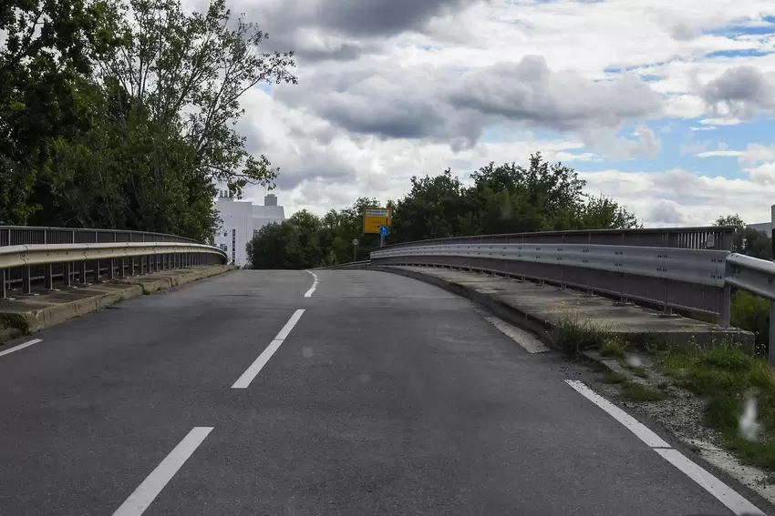 Fast 60 Jahre alt: Die Brücke über die B9 erfüllt heutige Anforderungen laut Landesbetrieb Mobilität nicht mehr.