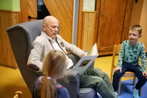 Wolfgang Hutzel als Vorlese-Opa im katholischen Kindergarten Kusel. 
