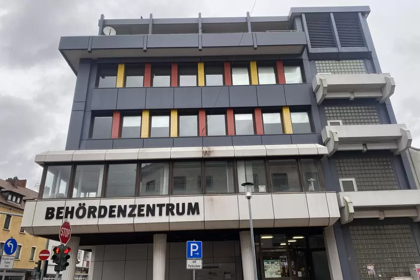 Behördenzentrum: Die frühere Kreissparkasse wurde umgebaut. Auf der Seite zur Lammstraße findet man eine große rote Zahl. Welche