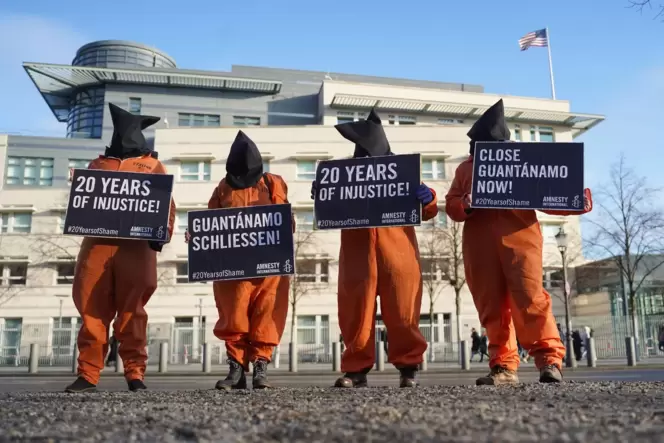 Mit spektakulären Protestaktionen, wie hier für die Schließung des Gefängnisses von Guantanamo, macht Amnesty International auf