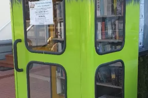 Der Bücherschrank wurde mit Hilfe des Bauhofs aufgestellt. 