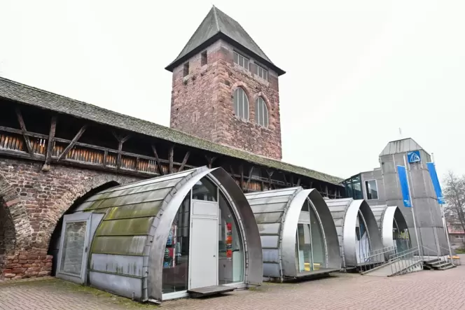 Historisch und futuristisch: der moderne Museumsbau ist in die Stadtmauer integriert.