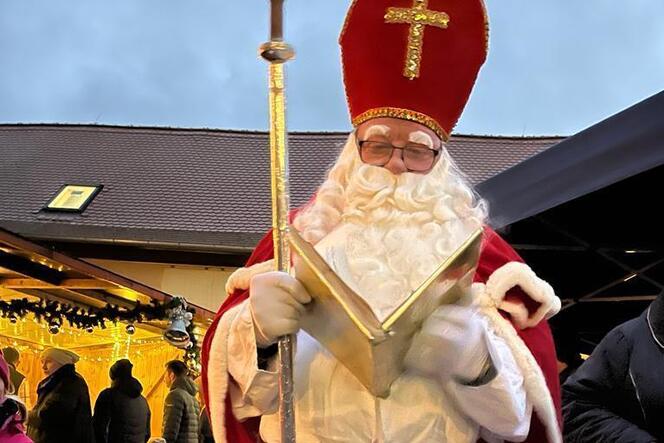 Beim Weihnachtsmarkt in Obersülzen: der Nikolaus.