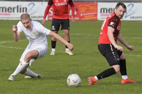 Beim SC Hauenstein mal Innenverteidiger, mal offensiver Mittelfeldspieler: Sebastian Stanjek (links), hier mit Dennis Hirt vom T