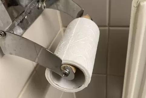 Schrumpf-Flation: E Roll Klobabier, wo bisher 320 Blatt gehat hat, hat jetzat bloß noch 280 Blättcher, koscht awwer kee Penning 