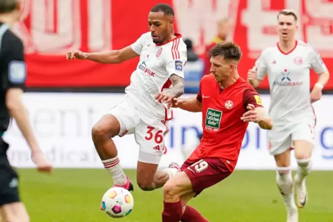 Daniel Hanslik (rechts) und der FCK verloren gegen Fortuna Düsseldorf.