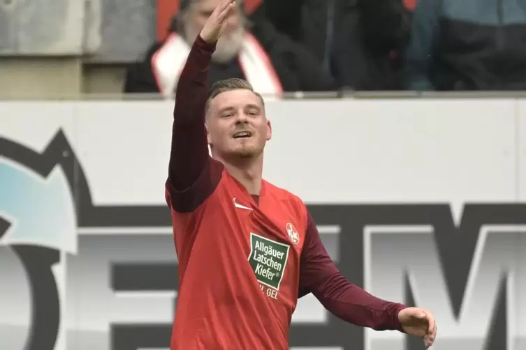 F&uuml;hrung: Marlon Ritter freut sich &uuml;ber seinen Treffer zum 1:0 f&uuml;r die Roten Teufel. 