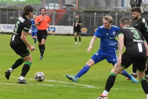 Immer gefährlich: Dennis Krob (in Blau), hier mit den Engersern (von links) Thilo Krämer, Christian Meinert und Andi Brahaj, erz