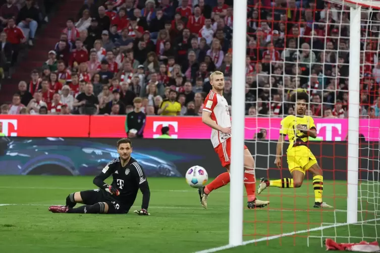 Karim Adeyemi sorgte nach zehn Minuten für den Dortmunder Traumstart in München. Manuel Neuer-Vertrer Sven Ulreich im Tor kann d