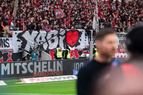 In Leverkusen fliegen Xabi Alonso die Herzen zu. 