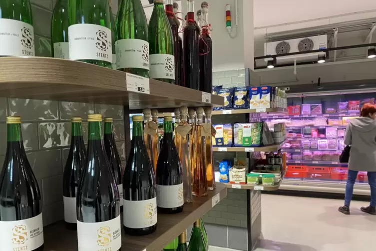 Neben Fleisch gibt es hier auch Lebensmittel aus anderen Sparten zu erstehen, darunter Wein. 