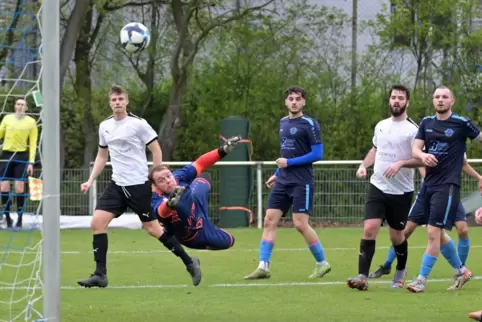 Führungstreffer: Tim Seelinger (weißes Trikot) trifft mit einer Kopfballbogenlampe. ESV-Torwart Markus Werner fliegt vergebens. 
