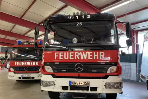 In Bereitschaft: Fahrzeuge der Feuerwehr Grünstadt. 