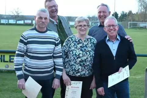 Treue TuS-ler (von links): Joachim Reinhart, Robert Stapf, Doris Reinhart, Vorsitzender Günter Münch und Horst Rüffel. 