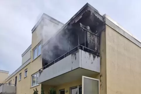 Das Feuer ist in einer Wohnung im Obergeschoss ausgebrochen. 