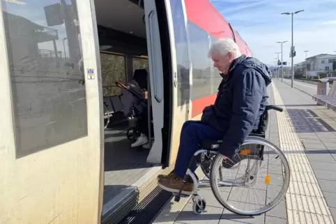 Wolfgang Grabitzky kann mit seinem Rollstuhl nicht alleine in den Zug rollen, obwohl Millionen in den barrierefreien Ausbau gest