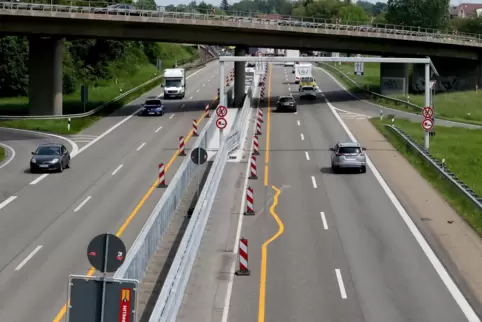 Erneuerte Leitplanken aus Metall bei Wörth. 