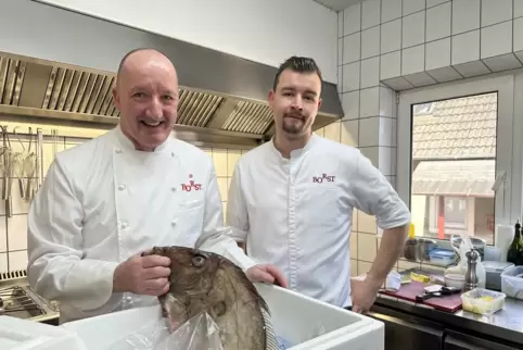 In der Küche des Restaurant Borst kochen Harry Borst (links) und Sohn Max nur mit den besten Zutaten, so der Gastronom. Im Bild: