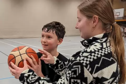Der Ball, die Wurfhand, die richtige Technik: Meike Bauer mit ihrem Bruder Lutz Bauer von der U12 des TV Kirchheimbolanden beim 