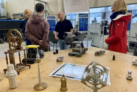 Im März fädelte die Arbeitsagentur mit einer Woche der Ausbildung Kontakte ein, hier beim Firmenbesuch bei Vögele in Rheingönhei