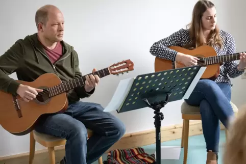 Boten im Gemeindesaal an der Zwinglikirche in Niederauerbach inspirierende Musik: Andreas Peter und Norah Dahler.