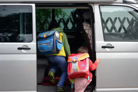 Eigene Zonen zum Bringen und Abholen der Kinder vor Grundschulen: Dieser CDU-Vorschlag ist laut Stadt nicht so einfach umzusetze