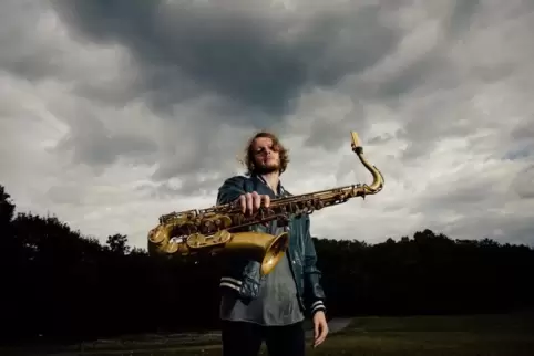 Ein Mann und sein Instrument: Lennart Allkemper mit Saxophon.