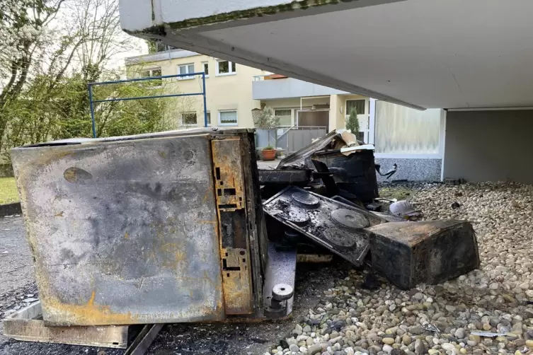 Ein Haufen verkohlter Küchengeräte zeugt vom Brand am Ostersonntag. 