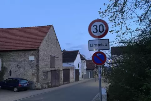 Gilt nicht durchgängig: Tempo-30-Schild an der Bockenheimer Ortsdurchfahrt. 