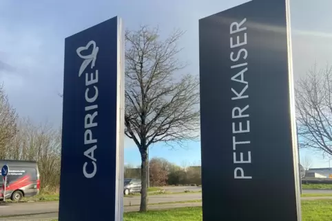 Seit Gründonnerstag steht neben der Caprice-Stele am Firmensitz in der Blocksbergstraße auch eine Peter-Kaiser-Stele. 