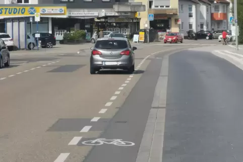 Der Fahrradschutzstreifen in der Blockfeldstraße darf von Autos befahren werden. 