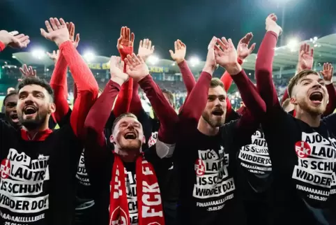 Die Mannschaft des FCK lässt sich von den Fans im Stadion feiern. 