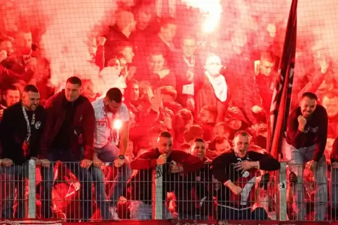FCK-Fans bejubeln das 1:0. 