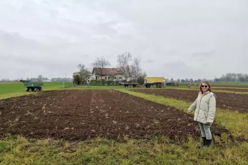 Rita Bergtholdt vor einer der drei Flächen, auf denen Hobbygärtner im Tegut-Saisongarten Parzellen pachten können, um darauf Gem