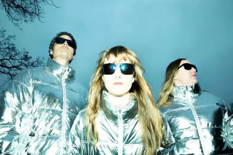 Hedvig Mollestad Thomassen (Mitte, mit Bassistin Ellen Brekken und Schlagzeuger Ivar Loe Bjørnstad. 
