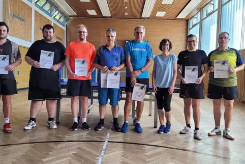 Durften sich über Urkunden, den Titel und Sachpreise freuen: die Sieger des Vereinsturniers des TTC Herschweiler-Pettersheim.