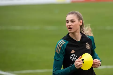 Jule Brand – hier im aktuellen Trainingslager des DFB-Teams – will nicht mehr als junge Spielerin angesehen werden und künftig i