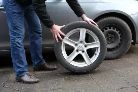 Im öffentlichen Raum dürfen nur wenige Eingriffe am Auto vorgenommen werden, etwa ein Reifenwechsel nach einer Panne. 