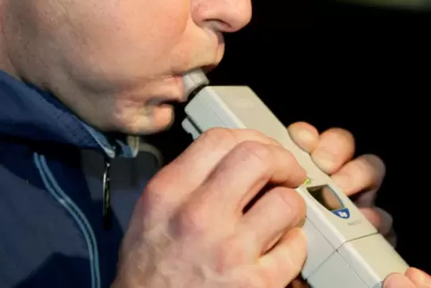 Da der Mann einen Alkoholtest vor Ort verweigerte, wurde ihm eine Blutprobe abgenommen. 